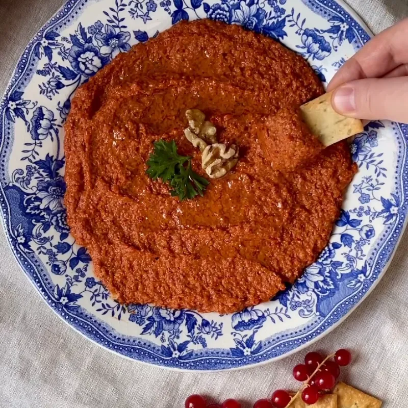 Muhammara Dip, gemaakt met behulp van de Cosori Dual Blaze