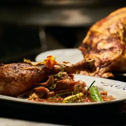 Hele kip met groenten, bereid in de airfryer