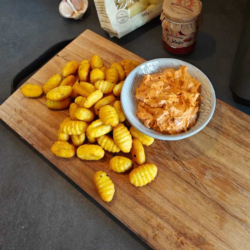 Krokante gnocchi uit de airfryer, met knoflookdip