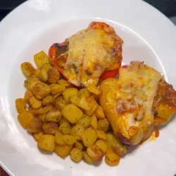 Twee halve gevulde paprika's met krieltjes