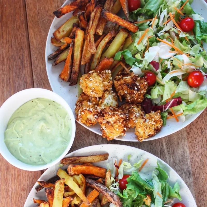 Krokante kip met frites en salade