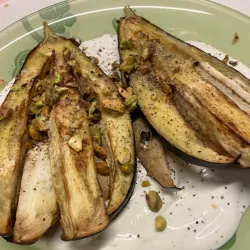 Gepofte Aubergine op een geitenkaasdip