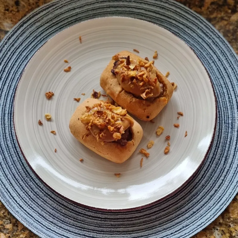 Gehaktbroodjes op een bord geserveerd