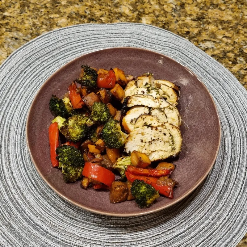 Kiprollade geserveerd met groenten