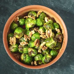 Gegrilde spruiten met walnoot