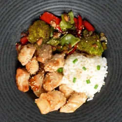 Bowl met rijst, kip en...