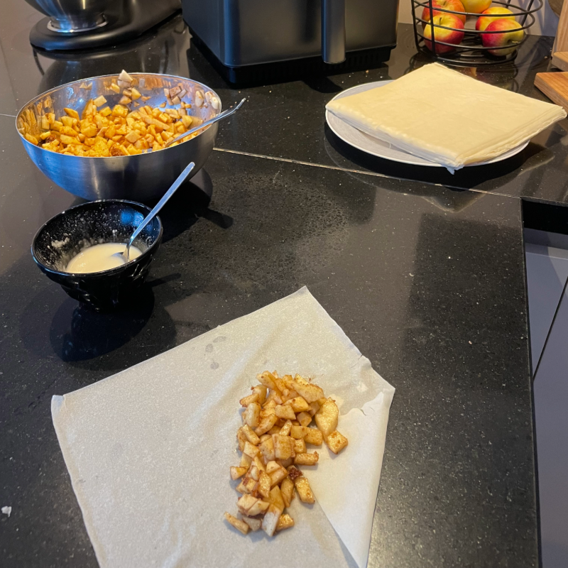 Het vullen van de loempia's