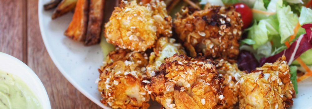 Krokante kipstukjes op een bord