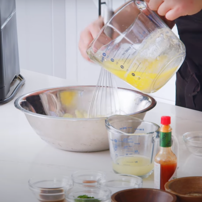 Het gieten van de geklaarde boter