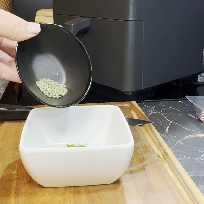 Kruiden toevoegen aan de marinade