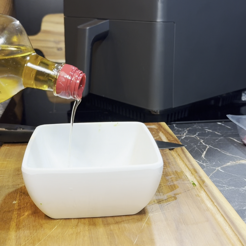 Olijfolie in een kommetje