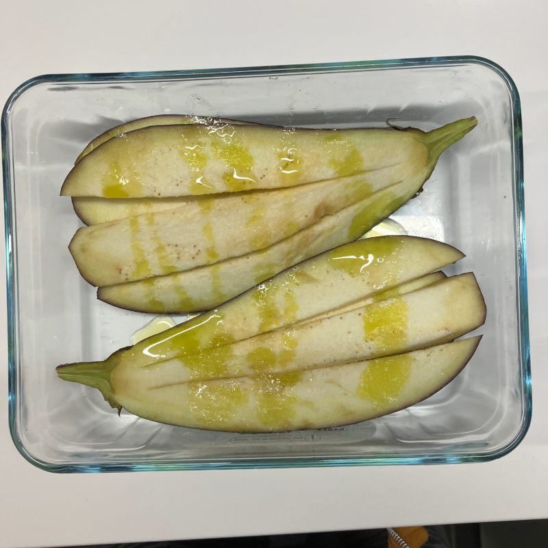 Gesneden aubergine met olijfolie in een schaal