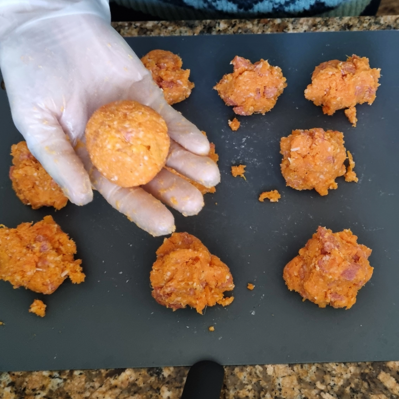 Gerolde zoete aardappelballetjes