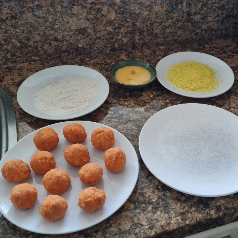 Zoete aardappelballetjes met ingrediënten voor de coating