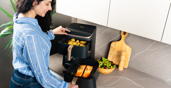 Gezin dat eten kookt in de Cosori Turbo Tower Pro Heteluchtfriteuse